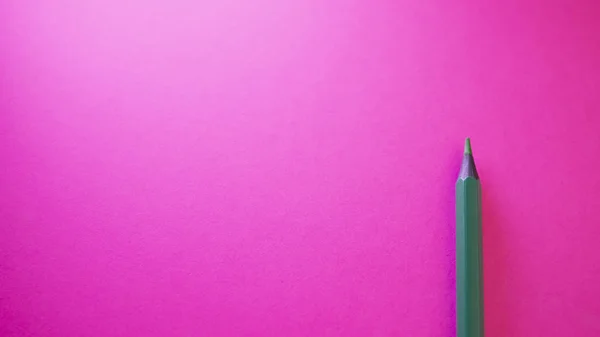 Зеленый Карандаш Розовом Фоне Вид Сверху Пространством Копирования — стоковое фото
