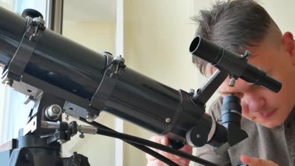 Man looking at the stars with telescope — Stock Video