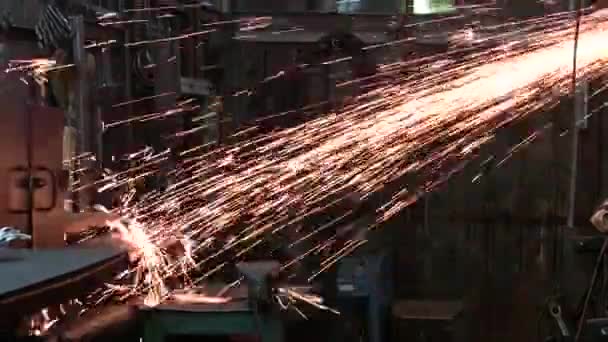 Электрическое шлифование на металлоконструкцию на заводе и горячие искры — стоковое видео