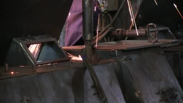Industrie werknemer snijden metaal met grinder — Stockvideo