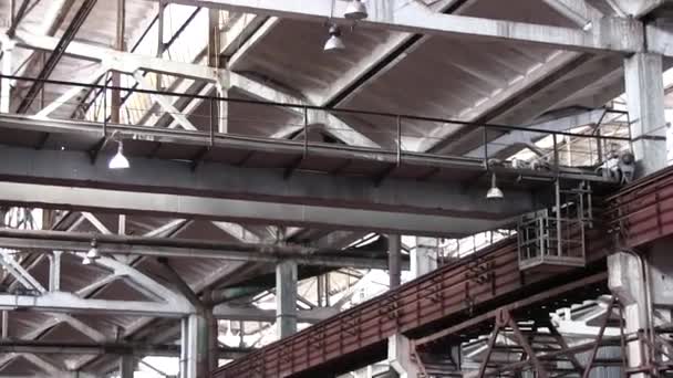 Oude industriële grunge hall met metalen constructiewerken — Stockvideo