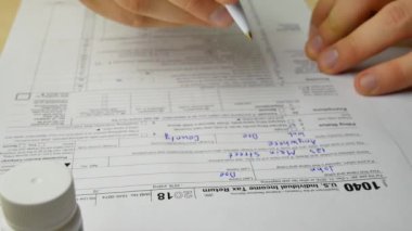 Gergin stresli adam bilgi içinde bize bireysel gelir vergisi beyannamesi formu 1040 katkıda yazma