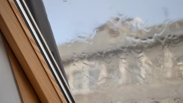 Açık pencereye yağmur damlaları — Stok video
