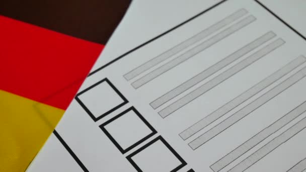 Szavazás a papír szavazócédulák Németországban — Stock videók