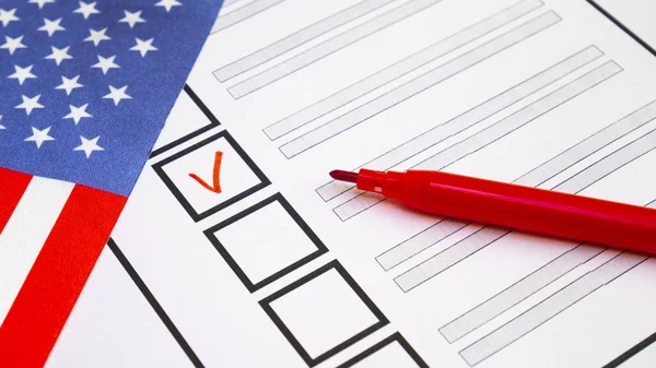 アメリカ合衆国操業アメリカの国旗の赤鉛筆で紙の投票用紙で投票 ストックフォト