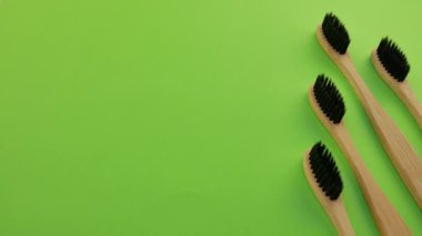 Siyah ve gökkuşağı ahşap diş fırçaları