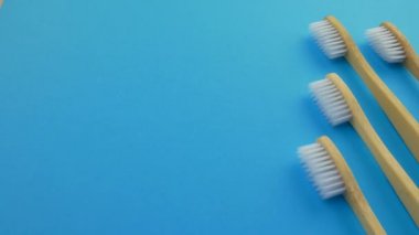 Siyah ve beyaz ahşap bambu diş fırçaları