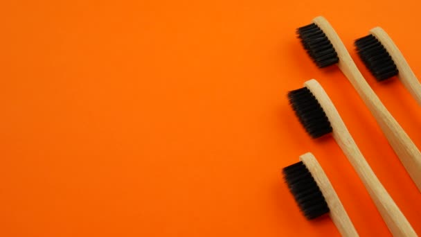Cepillos de dientes sobre fondo naranja — Vídeo de stock
