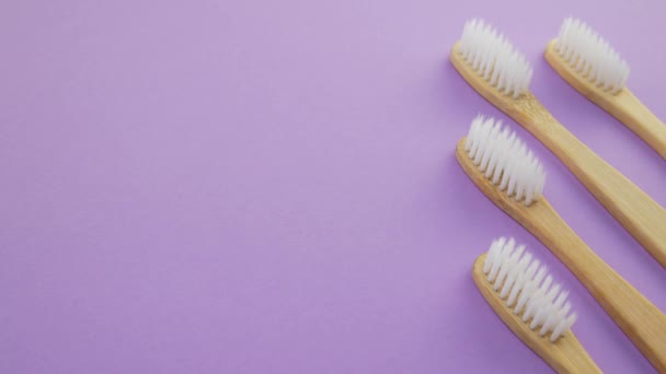 Cepillos de dientes de madera blancos y arco iris — Vídeos de Stock