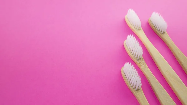 Białe Drewniane Szczoteczki Zębów Różowym Tle — Zdjęcie stockowe