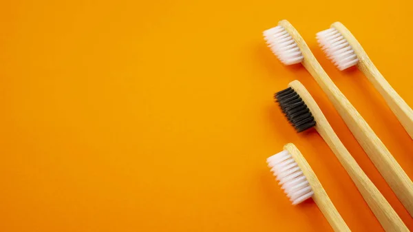 Zwart Wit Houten Bamboe Tandenborstels Oranje Achtergrond Concept Van Racisme — Stockfoto