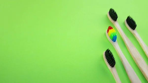 Escovas Dentes Bambu Preto Arco Íris Fundo Verde Conceito Racismo — Fotografia de Stock