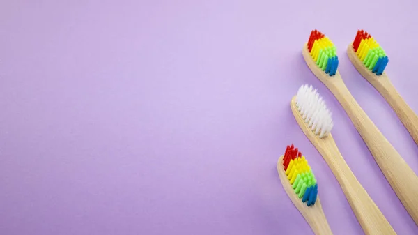 Λευκό Και Ουράνιο Τόξο Ξύλινα Οδοντόβουρτσες Βιολετί Μοβ Φόντο Έννοια — Φωτογραφία Αρχείου