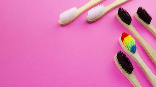 Preto Branco Arco Íris Escovas Dentes Bambu Sobre Fundo Rosa — Fotografia de Stock