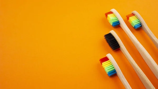 Escovas Dentes Bambu Preto Arco Íris Fundo Laranja Conceito Racismo — Fotografia de Stock