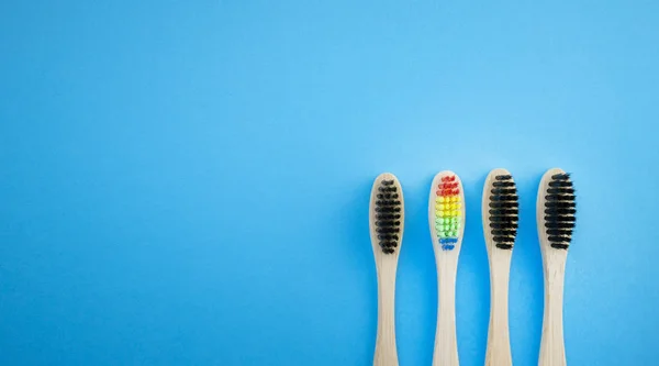 Escovas Dentes Madeira Preto Arco Íris Fundo Azul Conceito Racismo — Fotografia de Stock