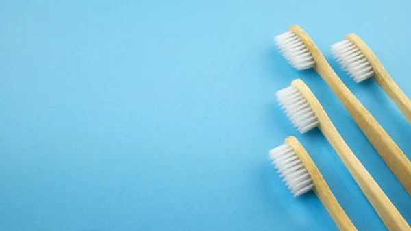Escovas Dentes Madeira Branca Fundo Azul — Fotografia de Stock