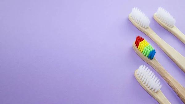 Escovas Dentes Madeira Branca Arco Íris Sobre Fundo Violeta Roxo — Fotografia de Stock