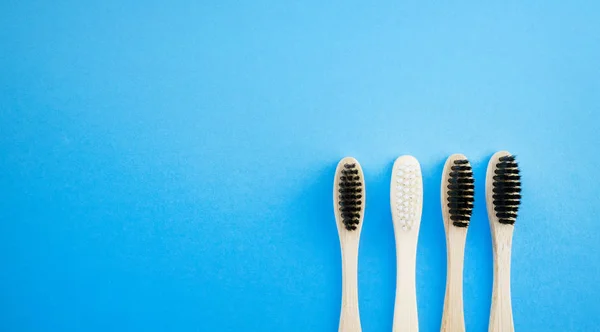 Escovas Dentes Bambu Preto Branco Fundo Azul Conceito Racismo Exclusão — Fotografia de Stock