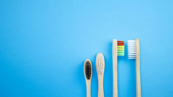 Preto Branco Arco Íris Escovas Bambu Fundo Azul Conceito Racismo — Fotografia de Stock