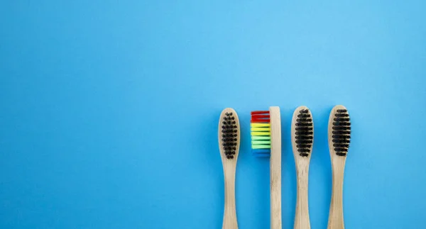 Zwarte Regenboog Houten Tandenborstels Blauwe Achtergrond Concept Van Racisme Sociale Stockafbeelding