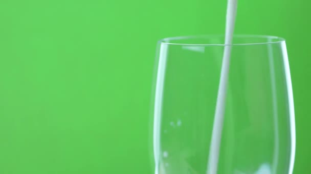 Melk in het glas gieten — Stockvideo