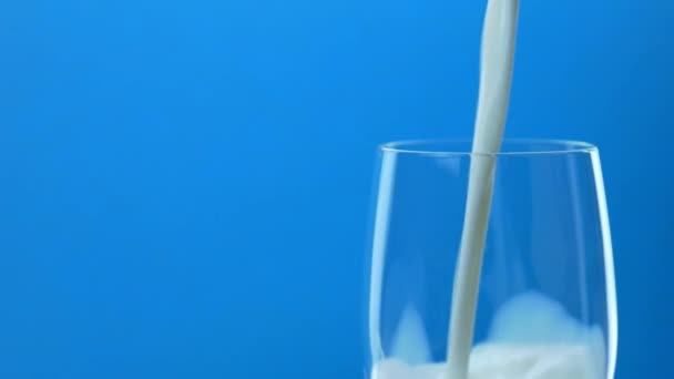 Milch ins Glas gießen — Stockvideo