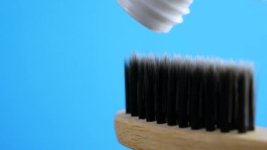 Diş macunu tüpünden siyah ahşap fırça içine sıkılmış