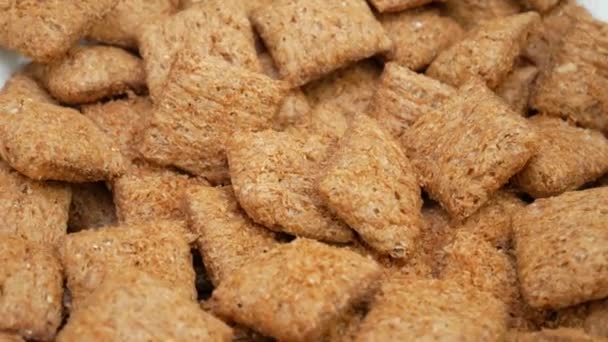 Almohada de cereales de chocolate en tazón blanco — Vídeos de Stock