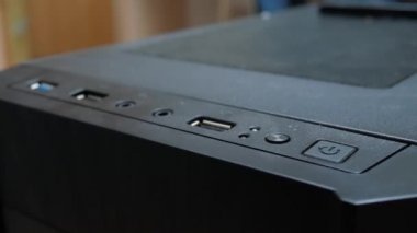 Parmak güç düğmesine Pc bilgisayar için bastırıyor