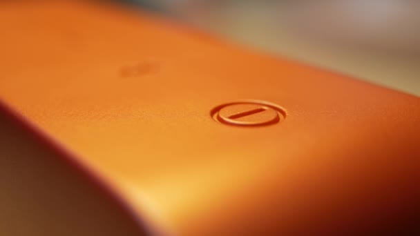 Кнопка живлення на бездротовій Bluetooth портативній помаранчевій аудіосистемі — стокове відео