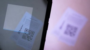 Akıllı telefon tarama QR kod içinde etiket kağıdı