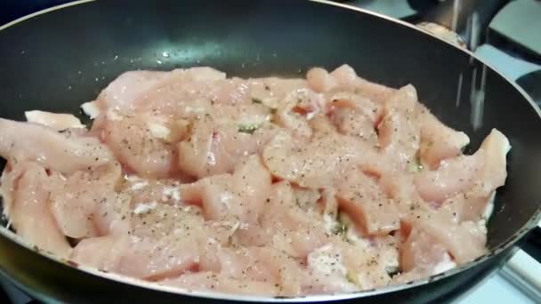 La carne de pollo se fríe en una sartén — Vídeos de Stock