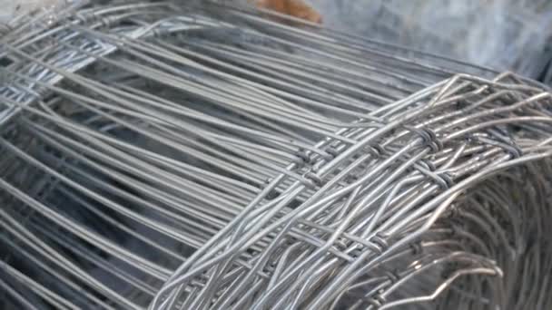 Pila de varilla de alambre de acero o malla de aluminio — Vídeos de Stock