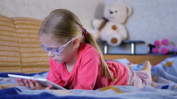 Belle enfant petite fille jouant avec une tablette PC — Video