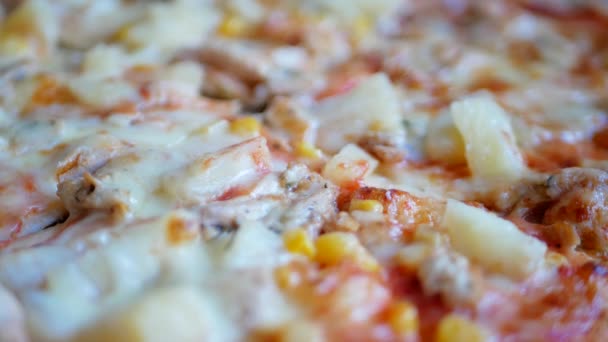 Fresh pizza with pineapple, corn kernels and dill — Stock Video