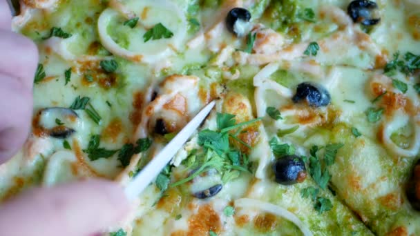 Pizza chaude fraîche au fromage chaud, moules et olives — Video