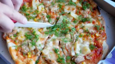 Sıcak peynir, ananas, Mısır taneleri ve dereotu ile taze sıcak pizza