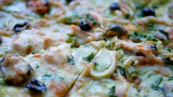 Pizza caliente fresca con queso caliente, mejillones y aceitunas — Vídeos de Stock