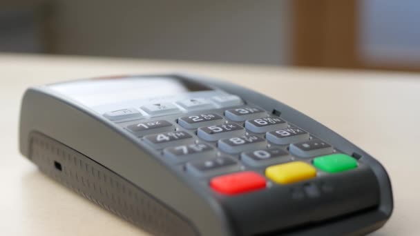 NFC technológiával rendelkező, érintésmentes hitelkártyával fizető ügyfél keze — Stock videók