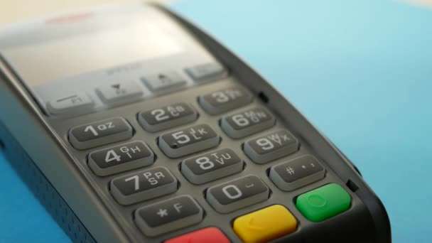 Πιστωτική κάρτα αναγνώστης μηχανή στο μπαρ σε αντίθεση με την αρσενική κατοχή πιστωτικών καρτών — Αρχείο Βίντεο
