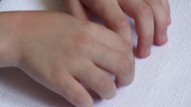 Braille okulda öğrenme çocuk