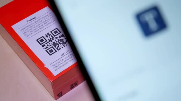 Smartphone σάρωση κωδικού Qr σε χάρτινη ετικέτα στο κουτί πορτοκαλί συσκευασία ή το δέμα — Αρχείο Βίντεο