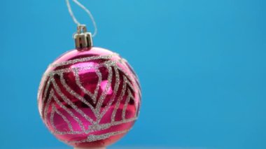 Mavi arka plan üzerinde iplik mor ya da mor Noel topları dekore edilmiş