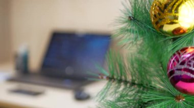 Mavi Noel top yılbaşı ağaç üzerinde asılı katip