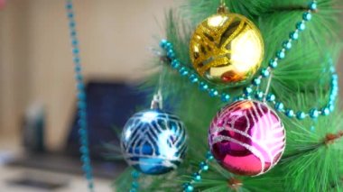 Ofis işçi asılı Noel ağacı