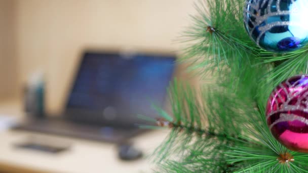 Trabalhador de escritório ou funcionário pendurado bola vermelha em uma árvore de Natal — Vídeo de Stock