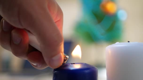 Hand set brand twee witte en blauwe kaarsen — Stockvideo
