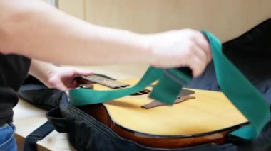 Gitar oyuncu kıvrımlar akustik gitar konser sonra siyah bir durumda