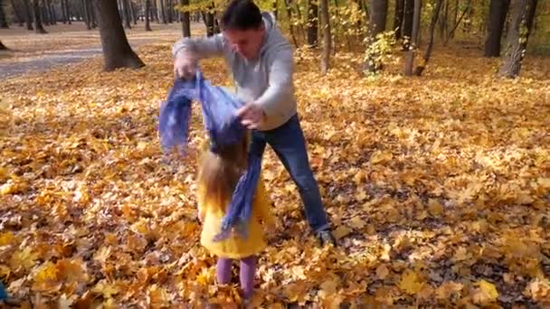 Papá cariñoso y cariñoso jugando con su hija en otoño — Vídeos de Stock